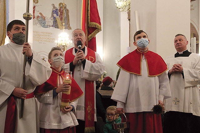 ▲	Biskup poprowadził także nabożeństwo Drogi Krzyżowej.