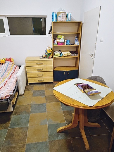 Duża grupa przybyszów zamieszkała w budynkach przykościelnych  i na plebanii. Przygotowane dla nich mieszkania zostały wyposażone w nowe rzeczy. 