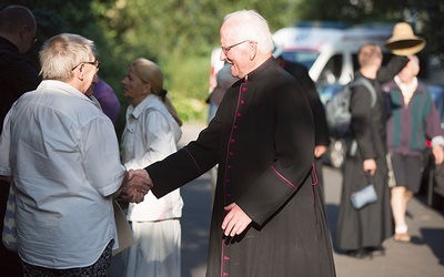 ▲	Zdaniem bp. Jareckiego, gdy aktywny parafianin zaczyna naśladować księży, mamy do czynienia z klerykalizowaniem świeckich, jednak to księża przede wszystkim powinni być ekspertami w sprawach duchowych.