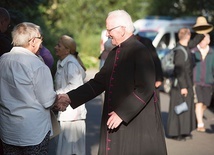 ▲	Zdaniem bp. Jareckiego, gdy aktywny parafianin zaczyna naśladować księży, mamy do czynienia z klerykalizowaniem świeckich, jednak to księża przede wszystkim powinni być ekspertami w sprawach duchowych.