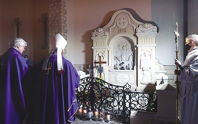 Modlitwa przy grobie, który znajduje się obok kościoła. 