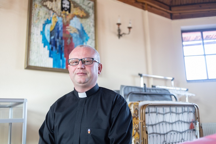 Ks. Krzysztof Cora w domu parafialnym stworzył miejsce dla 10 uchodźców.