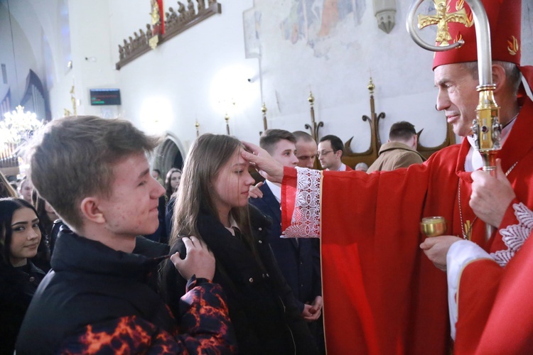 Nowy Sącz. Bierzmowanie w bazylice cz. 1