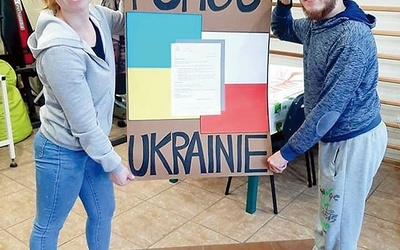 Uczestnicy WTZ w Lubinie tworzyli plakaty na znak solidarności z Ukrainą i sprzeciwu wobec wojny oraz zachęcali do brania udziału w zbiórce.