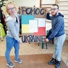 Uczestnicy WTZ w Lubinie tworzyli plakaty na znak solidarności z Ukrainą i sprzeciwu wobec wojny oraz zachęcali do brania udziału w zbiórce.