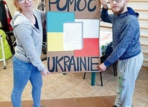 Uczestnicy WTZ w Lubinie tworzyli plakaty na znak solidarności z Ukrainą i sprzeciwu wobec wojny oraz zachęcali do brania udziału w zbiórce.