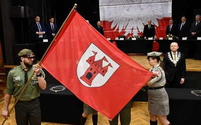 Podczas sesji harcerze przekazali nowe symbole miasta.