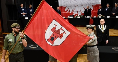 Podczas sesji harcerze przekazali nowe symbole miasta.