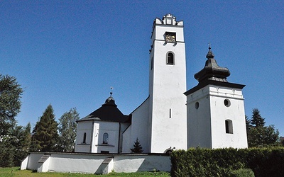 Późnorenesansowa wieża kościoła św. Stanisława jest zwieńczona attyką z grzebieniem w postaci tzw. jaskółczych ogonów.