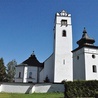 Późnorenesansowa wieża kościoła św. Stanisława jest zwieńczona attyką z grzebieniem w postaci tzw. jaskółczych ogonów.