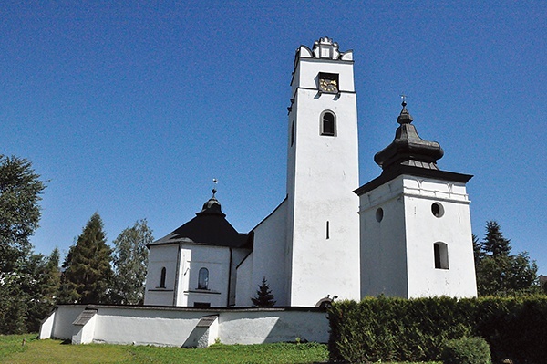 Późnorenesansowa wieża kościoła św. Stanisława jest zwieńczona attyką z grzebieniem w postaci tzw. jaskółczych ogonów.