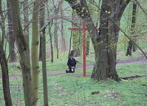 ▲	O poranku klęknij pod krzyżem i wołaj o pokój na świecie.