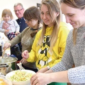 ▲	Większość osób mieszkających na nowosolskiej plebanii pochodzi z Kijowa, ze Lwowa i okolic tych dwóch miejscowości. Chętnie dzielą się swoimi zdolnościami kulinarnymi.