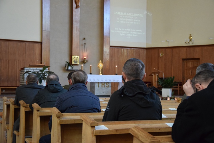 Długo modlili się przed Najświętszym Sakramentem.