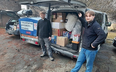 Kapłani Łukasz (z prawej) i Mateusz przed  domem rodzinnym.