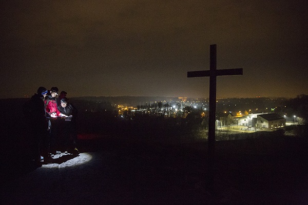 Trasa „Pilecki 44” z Katowic do Oświęcimia w 2018 r. Stacja  na hałdzie w Murckach. W tym roku będzie można pokonać tę drogę w nocy z 8 na 9 kwietnia.