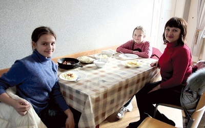 Caritas Diecezji Płockiej, która włącza się m.in. w ogólnopolską zbiórkę darów, daje też schronienie i wsparcie takim osobom jak Katarina i jej mama Oksana (na zdjęciu od lewej).