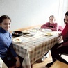 Caritas Diecezji Płockiej, która włącza się m.in. w ogólnopolską zbiórkę darów, daje też schronienie i wsparcie takim osobom jak Katarina i jej mama Oksana (na zdjęciu od lewej).
