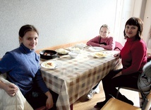 Caritas Diecezji Płockiej, która włącza się m.in. w ogólnopolską zbiórkę darów, daje też schronienie i wsparcie takim osobom jak Katarina i jej mama Oksana (na zdjęciu od lewej).