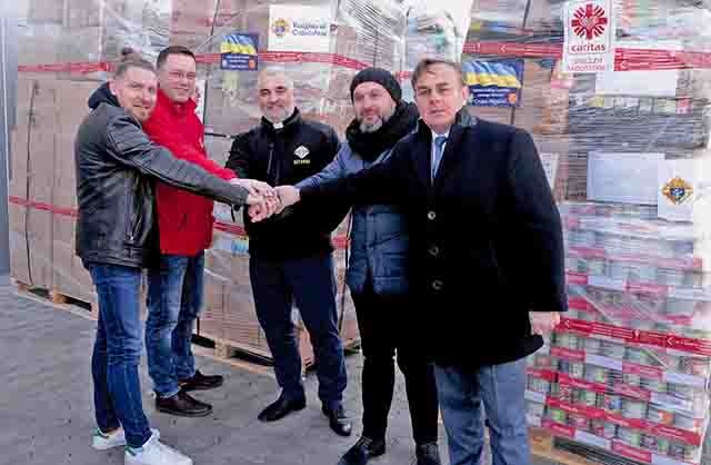 – Wszystkie ręce na pokład – mówią (od lewej): Zbigniew Gołembiecki, ks. Karol Piłat, zastępca dyrektora CDR,  ks. Wiesław Lenartowicz, ks. Damian Drabikowski  i Piotr Leśnowolski.