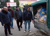 Kolejny samochód, który przywiózł dary rzeczowe do magazynu Caritas w Radomiu. Z lewej ks. D. Drabikowski.