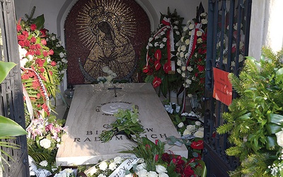 Bp Adam Odzimek został pochowany w grobowcu biskupów radomskich na cmentarzu rzymskokatolickim przy ul. Limanowskiego w Radomiu.