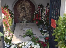 Bp Adam Odzimek został pochowany w grobowcu biskupów radomskich na cmentarzu rzymskokatolickim przy ul. Limanowskiego w Radomiu.