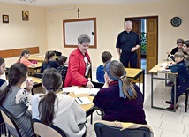 Zajęcia w seminaryjnej auli prowadzi  Elżbieta Podlaska.  Na drugim planie  ks. Marek Adamczyk, rektor WSD. 