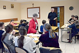 Zajęcia w seminaryjnej auli prowadzi  Elżbieta Podlaska.  Na drugim planie  ks. Marek Adamczyk, rektor WSD. 