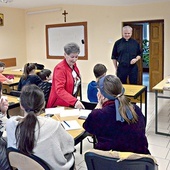 Zajęcia w seminaryjnej auli prowadzi  Elżbieta Podlaska.  Na drugim planie  ks. Marek Adamczyk, rektor WSD. 