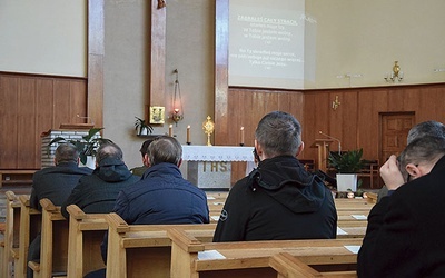 Długo modlili się przed Najświętszym Sakramentem.