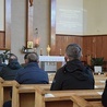 Długo modlili się przed Najświętszym Sakramentem.