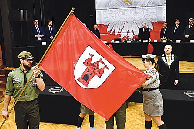 Podczas sesji harcerze przekazali symbole grodu.