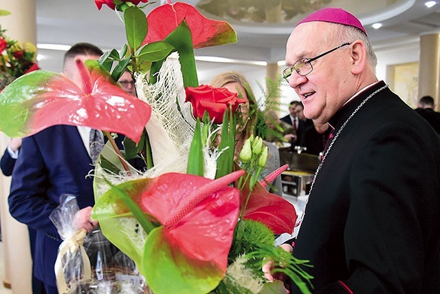 Po Eucharystii zaproszeni goście udali się do kurii, gdzie złożyli metropolicie imieninowe życzenia.
