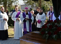 Bp Marek Mendyk w czasie obrzędu ostatniego pożegnania. 