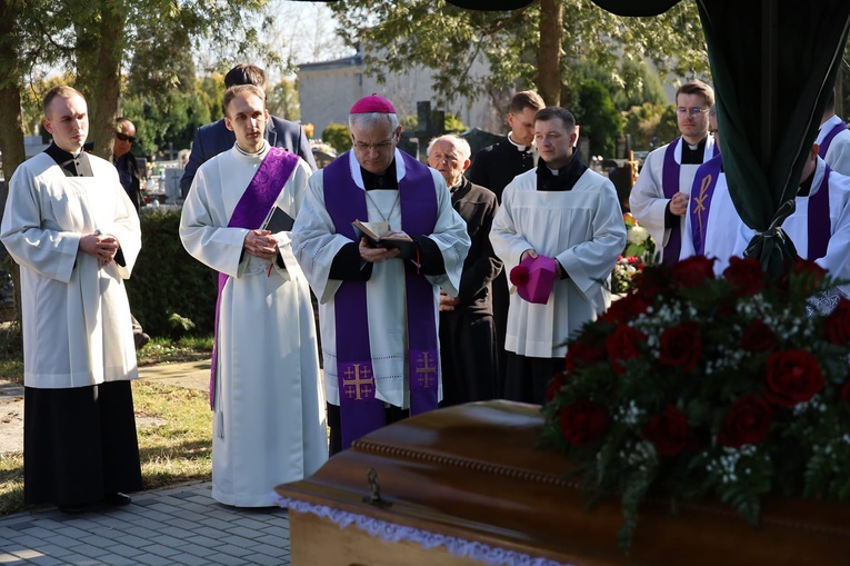 Bp Marek Mendyk w czasie obrzędu ostatniego pożegnania. 