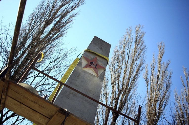 Demontaż pomnika ku czci Armii Czerwonej w Folwarku k. Opola