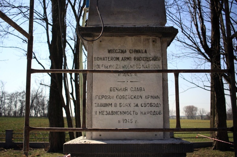 Demontaż pomnika ku czci Armii Czerwonej w Folwarku k. Opola