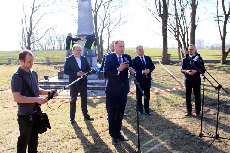 Demontaż pomnika ku czci Armii Czerwonej w Folwarku k. Opola