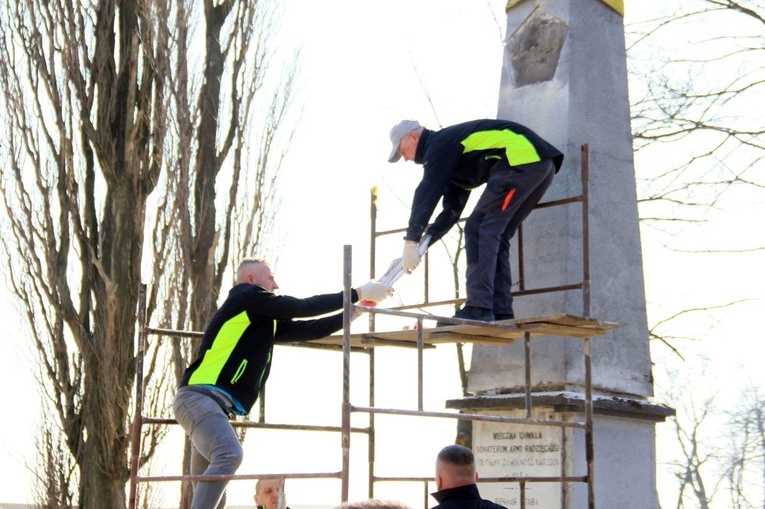 Demontaż pomnika ku czci Armii Czerwonej w Folwarku k. Opola