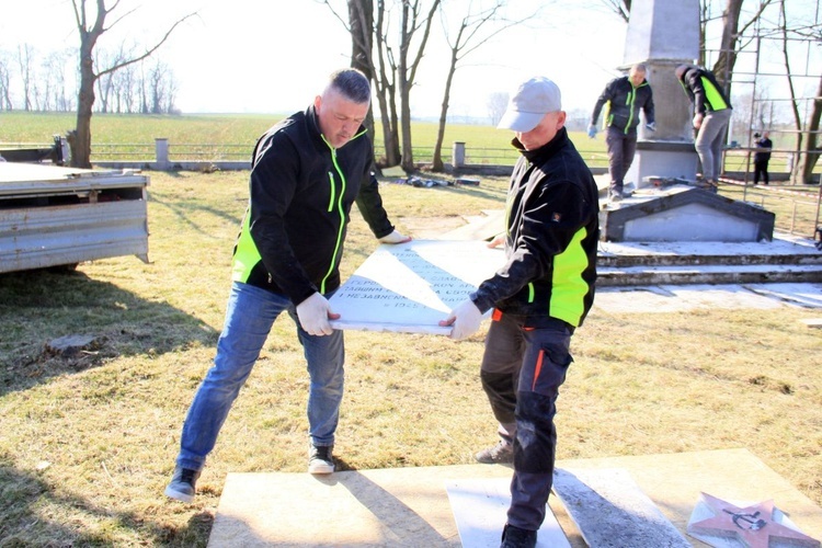 Demontaż pomnika ku czci Armii Czerwonej w Folwarku k. Opola