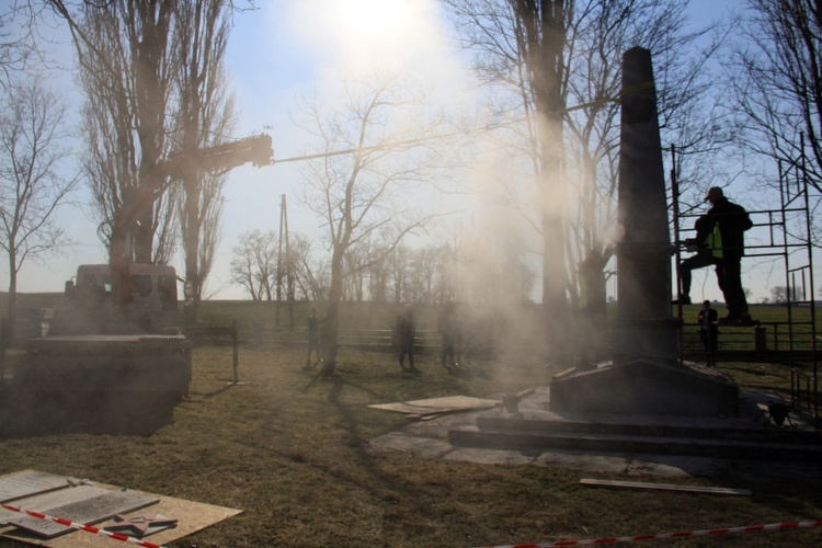 Demontaż pomnika ku czci Armii Czerwonej w Folwarku k. Opola
