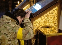 Żołnierz ukraiński modli się w monasterze Świętego Michała Archanioła w Kijowie. 
1.03.2022 Kijów, Ukraina