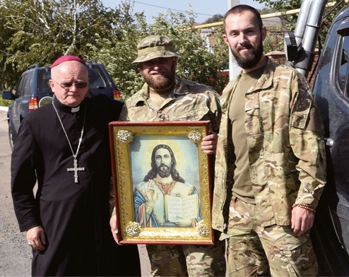 Biskup Jan Sobiło z żołnierzami walczącymi w Donbasie.