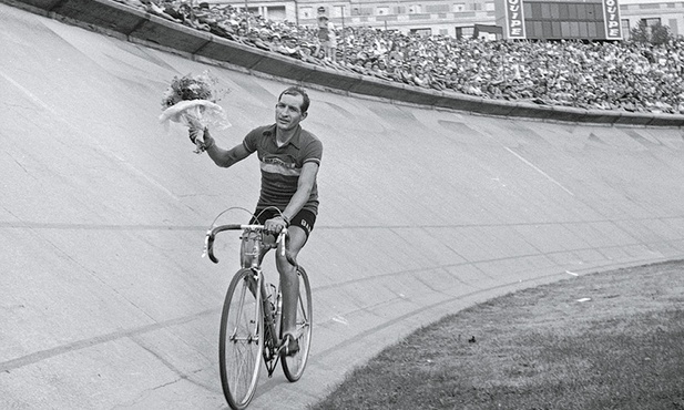 Gino Bartali powtarzał, że chciałby być zapamiętany jako kolarz. Zmarł w 2000 r. Tak jak sobie życzył, pochowano go w stroju karmelitańskiego tercjarza.