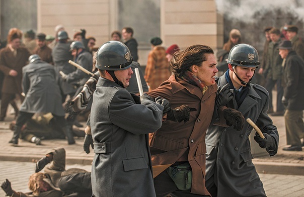 Wydarzenia historyczne są w filmie tylko tłem dla opowieści o miłości dwojga młodych ludzi