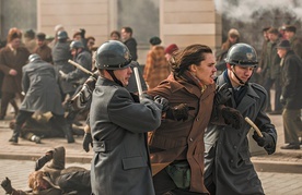 Wydarzenia historyczne są w filmie tylko tłem dla opowieści o miłości dwojga młodych ludzi