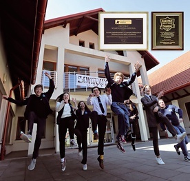 Nazwa „Radosna Nowina 2000” pasuje do atmosfery panującej w szkole.