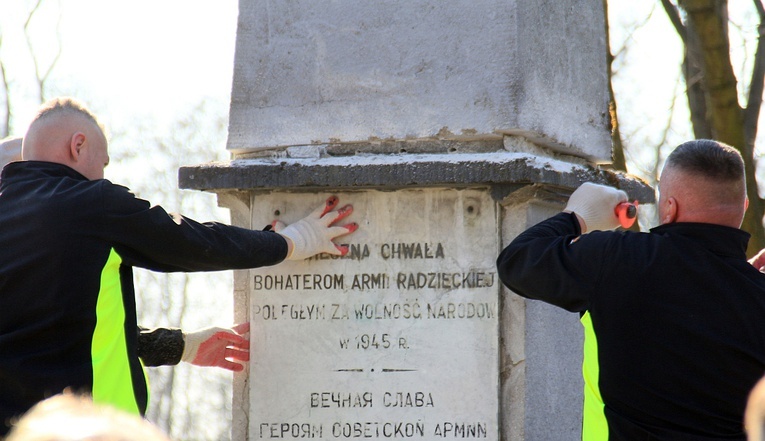 Demontaż pomnika ku czci Armii Czerwonej w Folwarku k. Opola