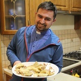 Ks. wikary Tomasz Chamera także miał okazję spróbować ukraińskich pierogów, przygotwanych przez polsko-ukraińską drużynę pań.